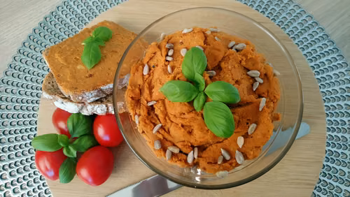 Pasta z soczewicy, suszonych pomidorów i słonecznika