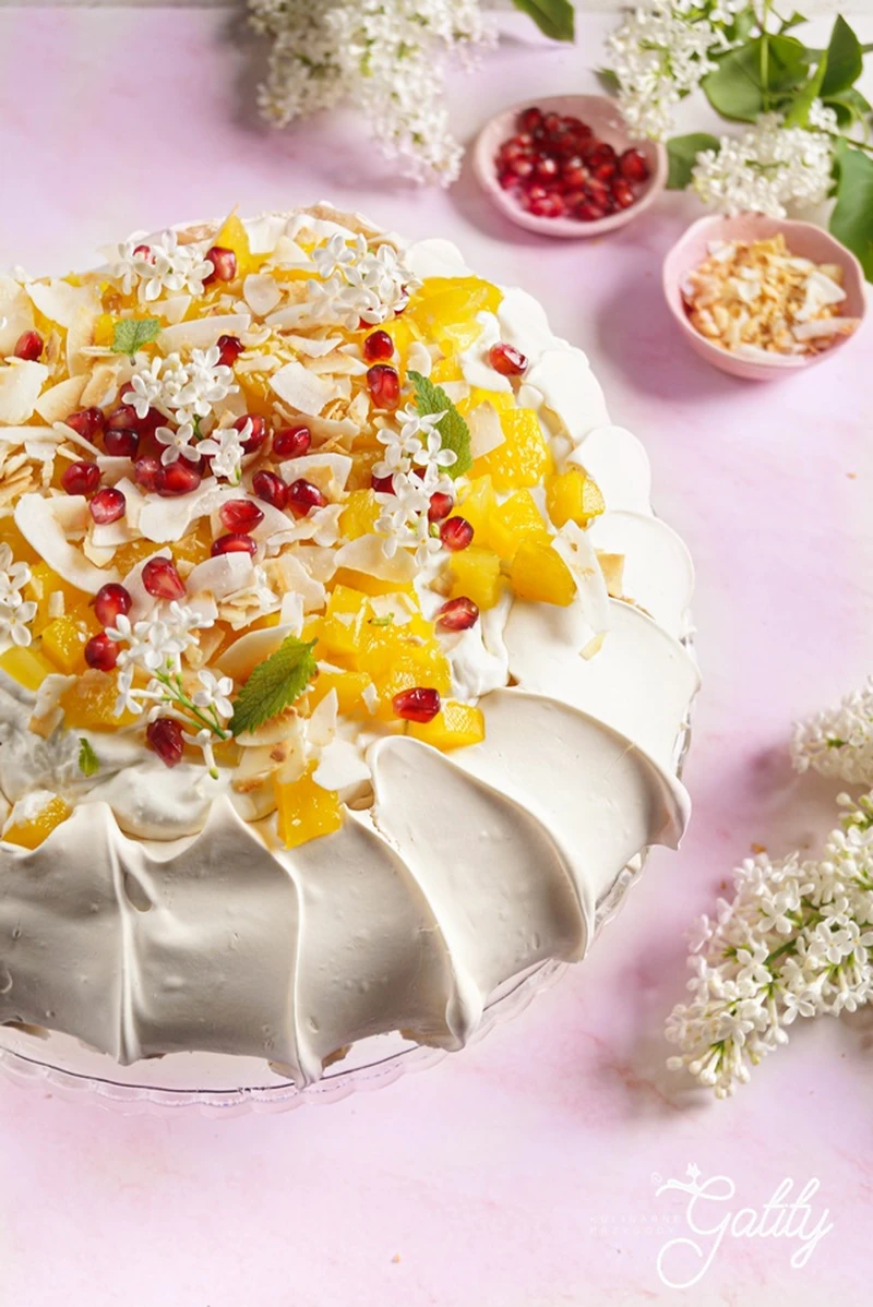 Beza Pavlova z kokosowym kremem i mango