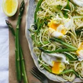 SPAGHETTI ZE SZPARAGAMI I JAJKIEM W KOSZULCE