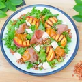 Sałatka z grillowaną brzoskwinią, prosciutto, kozim serem i dressingiem brzoskwiniowym