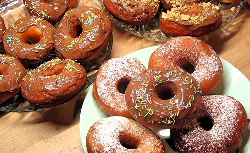 Najlepszy przepis na donuty na Tłusty czwartek, pączki z dziurką, oponki drożdżowe -puszyste, delikatne +FILM