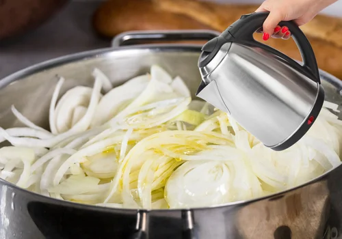 Zalej cebulę wrzątkiem przed smażeniem! Tego się nie spodziewasz