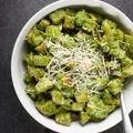Pieczone bataty z pesto z jarmużu