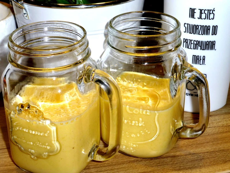 Koktajl z mango i bananem. Pyszny.