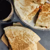 Quesadilla z serem, pieczarkami i kiełbasą krakowską