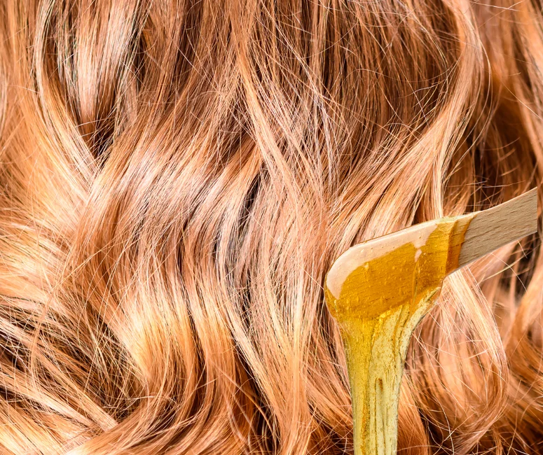 Miodowanie włosów - alternatywa i uzupełnienie olejowania! Dla kogo i jak stosować?