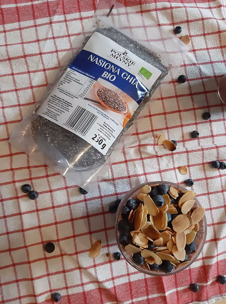 Wegański pudding chia z truskawkami