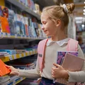 300 zł na wyprawkę dla uczniów, zestawy za 13 zł i rabaty 50%! Popularne sklepy przygotowały szkolne promocje