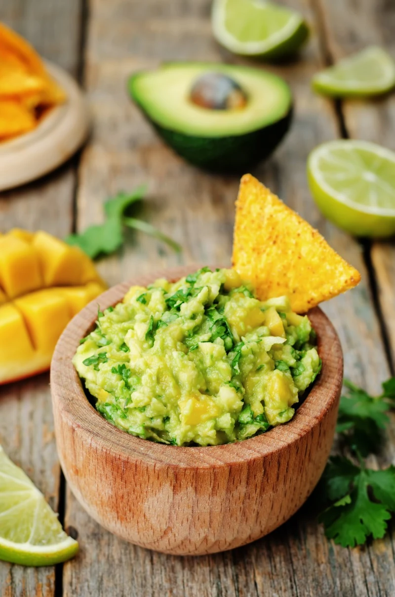 PIKANTNE GUACAMOLE Z MANGO