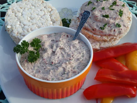 Pasta z czerwonej fasoli i tuńczyka