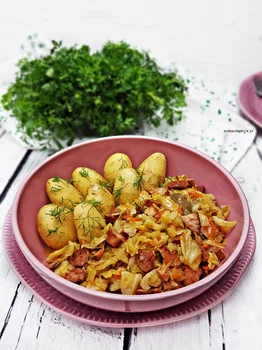 DUSZONA, MŁODA KAPUSTA Z KIEŁBASKĄ