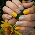 Szarożółte paznokcie