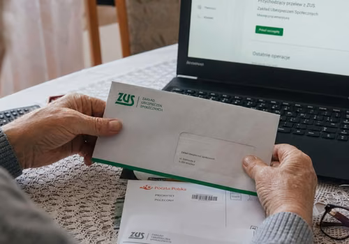 ZUS: wcześniejsze wypłaty emerytur i rent przed 1 i 15 sierpnia 2026 — terminy doręczeń