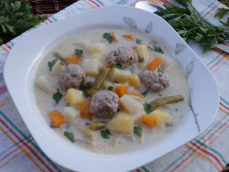 Zupa jarzynowa z pulpetami
