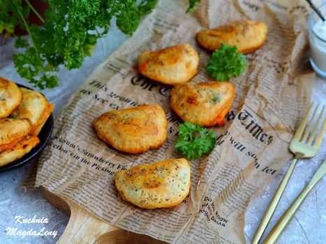 Pieczone pierogi z kurczakiem i brokułami