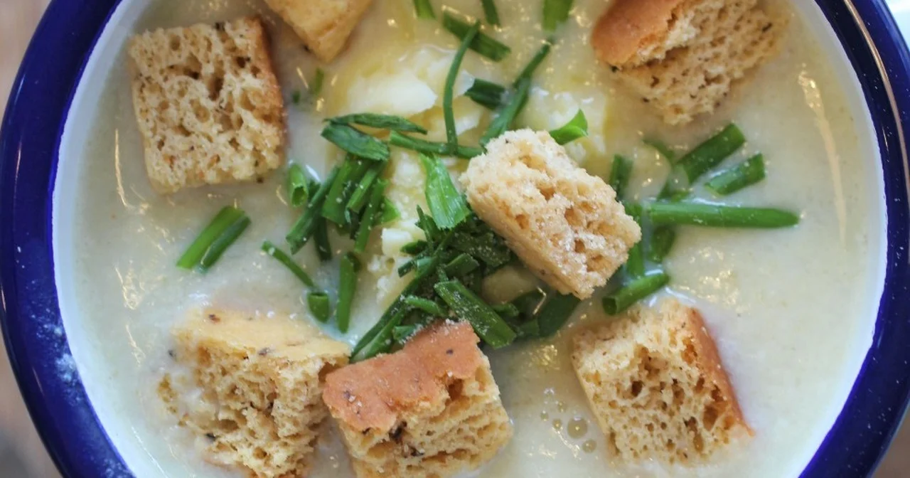 Zupa krem z kalafiora z serem cheddar.