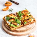 Bezglutenowe gofry z cukinii i ciecierzycy z twarożkiem i grillowanymi brzoskwiniami