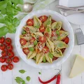 Muszle makaronowe z serami i pesto zapiekane na pomidorach. Pyszne!