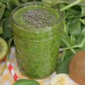 Zielony koktajl ze szpinakiem, avocado, kiwi i bananem