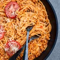 Spaghetti w sosie ze świeżych pomidorów (6 składników)