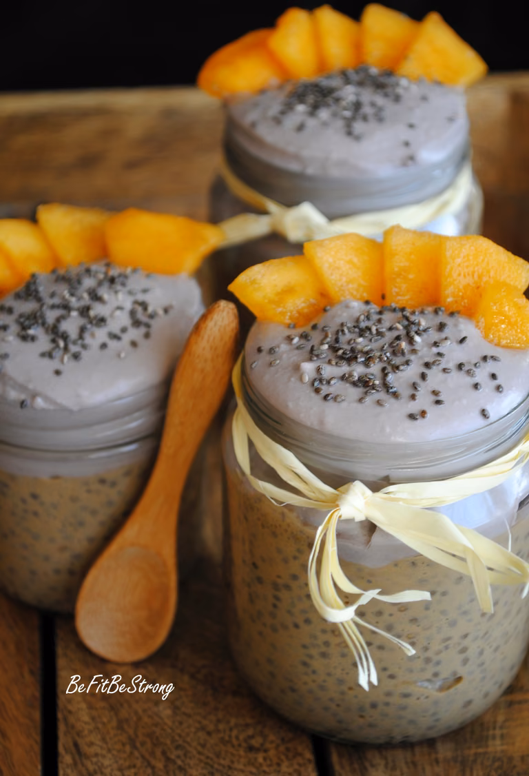 Kawowy pudding chia z kaki i kokosową bitą śmietaną o smaku czarnego bzu