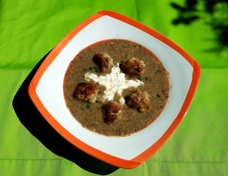 Pieczarkowa zupa krem z drobiowymi pulpecikami