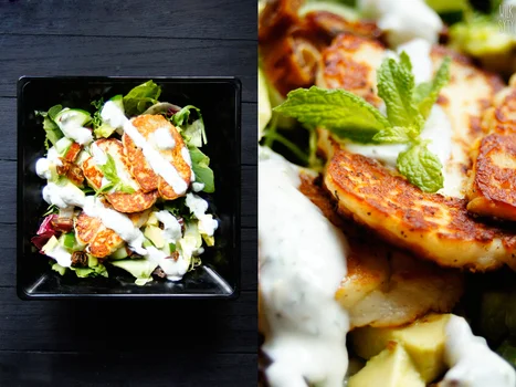 Sałatka z halloumi, daktylami i sosem miętowym (7 składników)