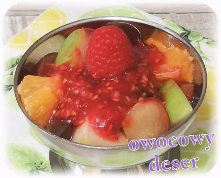 Sałatka owocowa z malinowym sosem