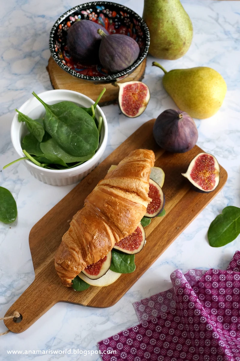 Croissant z cheddarem, szpinakiem, figą i gruszką