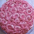 Różowy tort truskawkowy