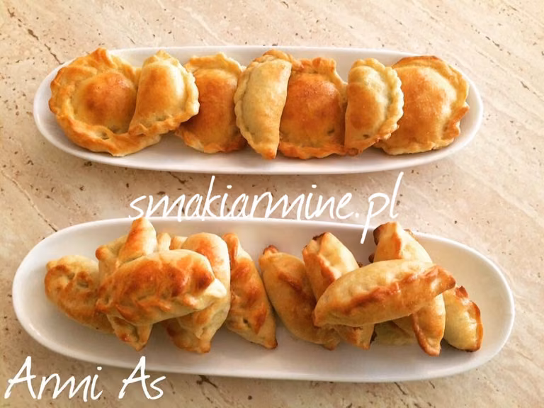 Pieczone pierożki z jajkiem i szczypiorkiem