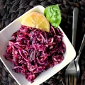 Odświeżona sałatka z czerwonej kapusty