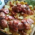 Biała kiełbasa z piekarnika, pieczona z ziemniakami, boczkiem i cebulą.