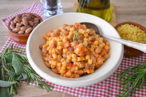 Pasta e fagioli - tradycyjne włoskie danie z makaronem i fasolą