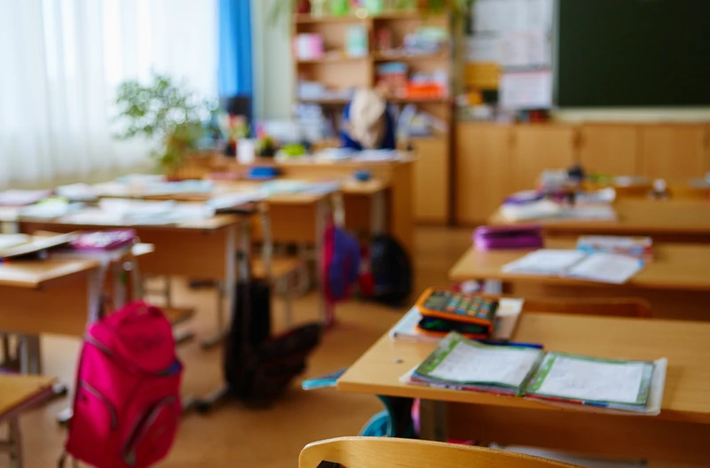 Twoje dziecko będzie miało mniej lekcji? MEN chce dać uczniom „więcej luzu”!