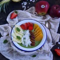 Jabłkowe smoothie bowl z truskawkami