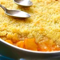 Pokrojone brzoskwinie posypuje kruszonką! Dodaję do tego lody i mam deser jak marzenie