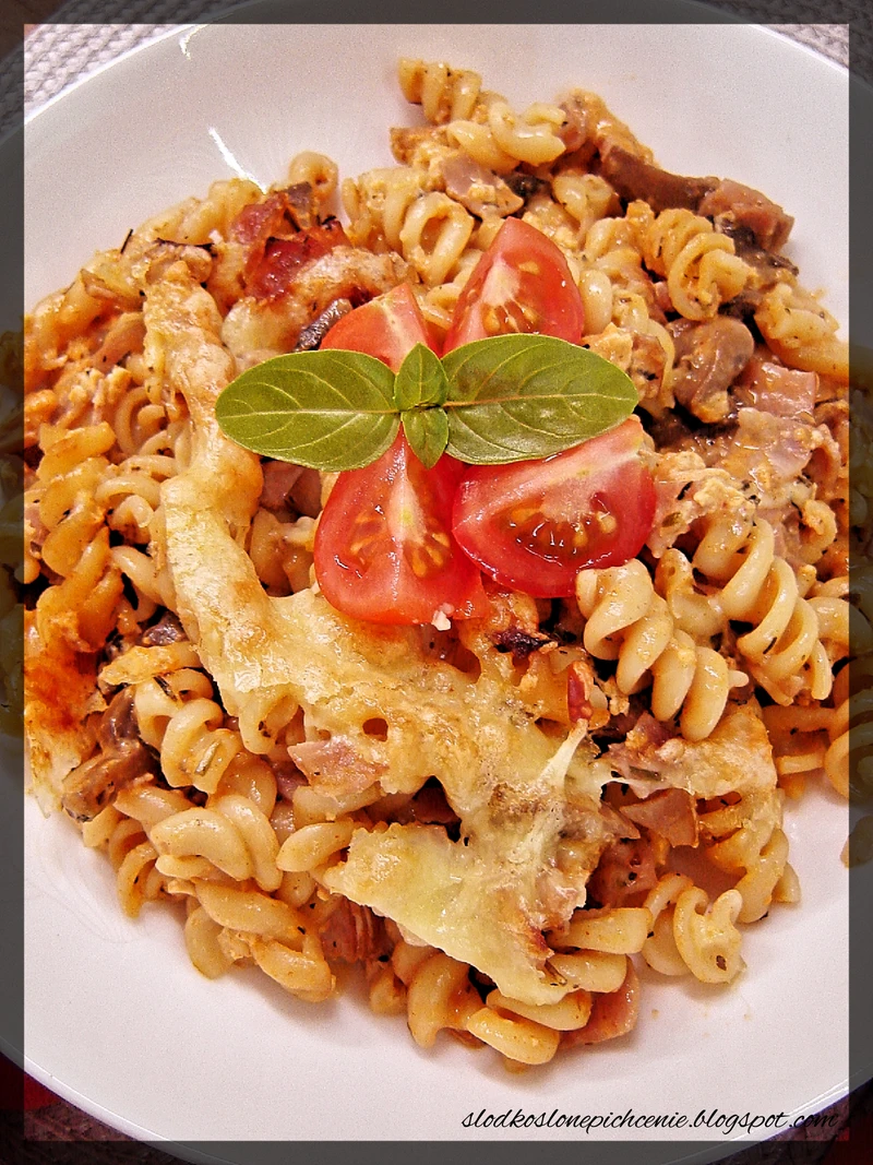 Zapiekanka makaronowa z szynką i pieczarkami
