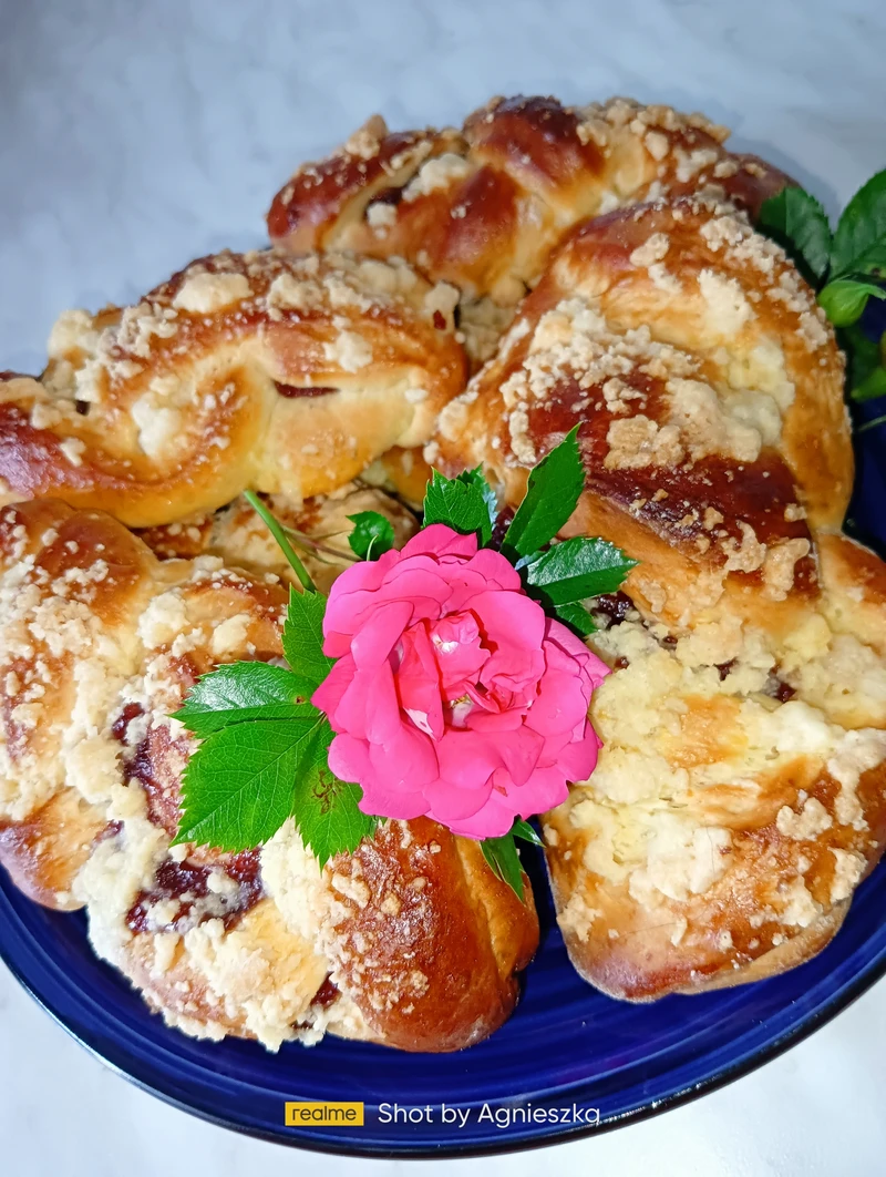Małe chałki z powidłami śliwkowymi