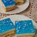 Ciasto z kajakiem i niebieską galaretką