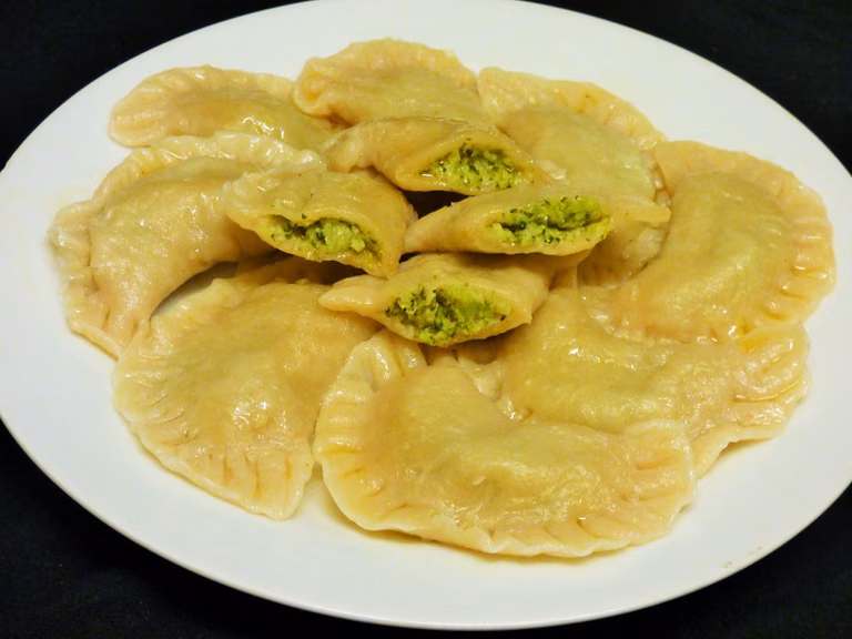 Pierogi z brokułem i serem feta