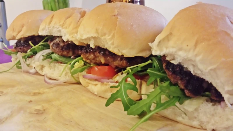 Domowy burger wołowy