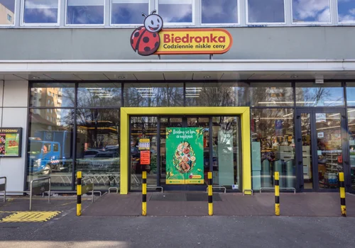 W sklepach sieci Biedronka pojawiły się nietypowe kartony! Ręczny system zaskoczył klientów