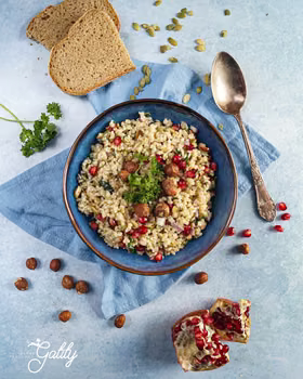 Sałatka z kaszy bulgur z orzechami i granatem