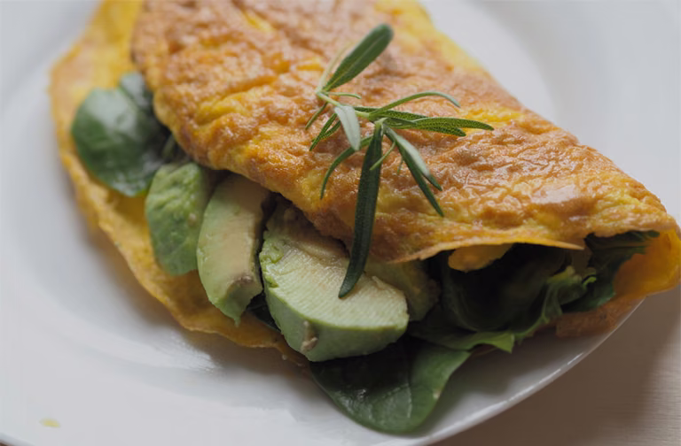 Przepis na omlet ze szpinakiem i awokado