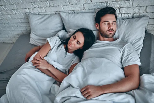 Co pozycja spania mówi o twoim związku? Sprawdź!