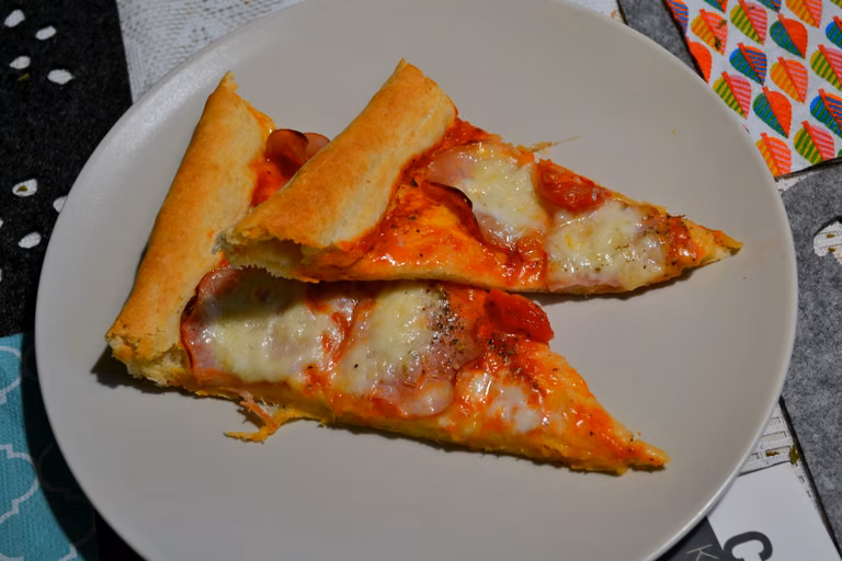 PIZZA NA CIENKIM CIEŚCIE