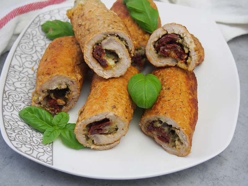 Roladki schabowe z bazyliowym pesto i suszonymi pomidorami