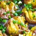 Pieczone miażdżone młode ziemniaki