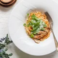 Makaron z czerwonym pesto